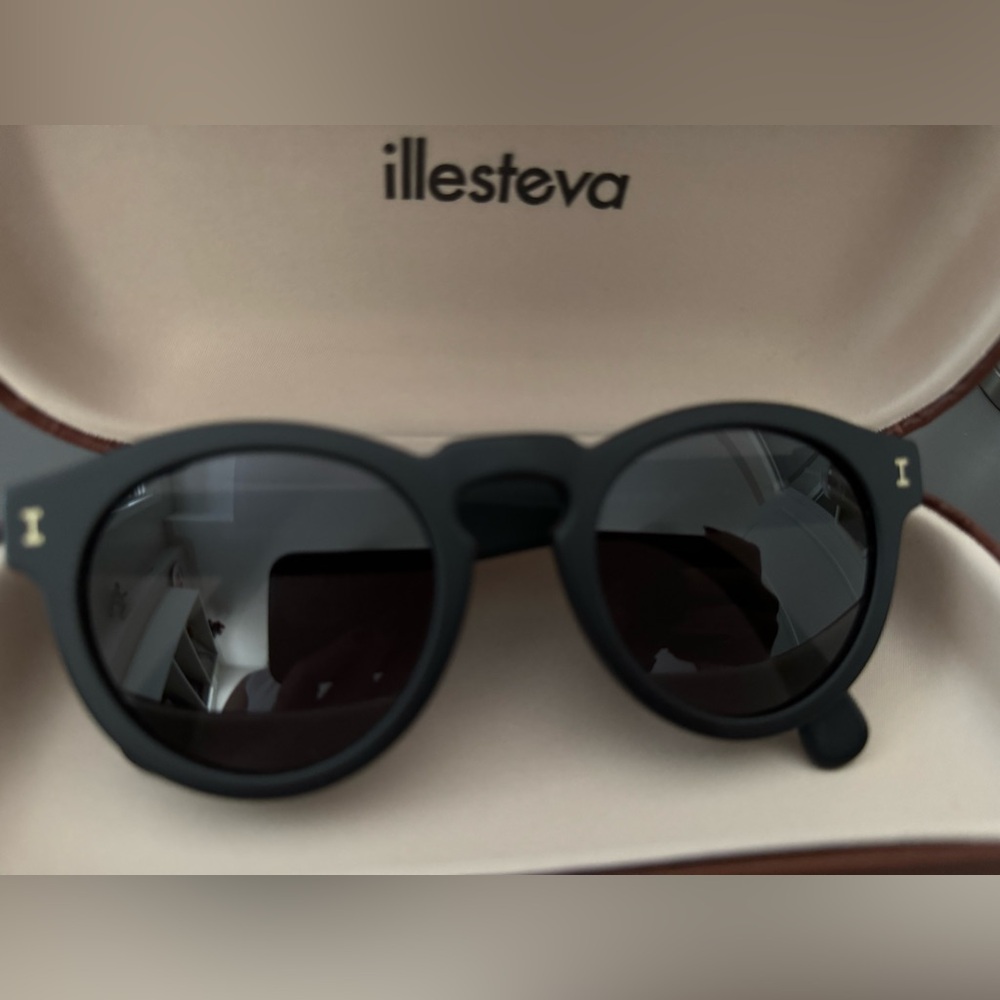 Illesteva Black Round Sunglasses with Matte Finish